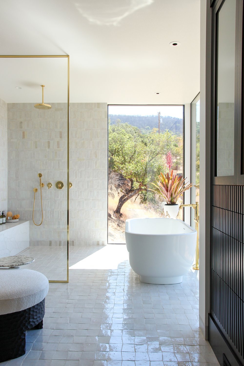 Modern_Mediterranean_luxurious_bathroom.jpeg