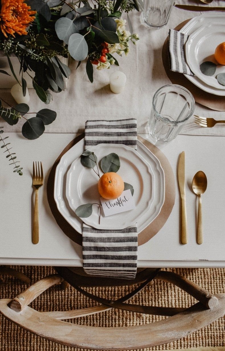 cheerful tablescape for thanksgiving